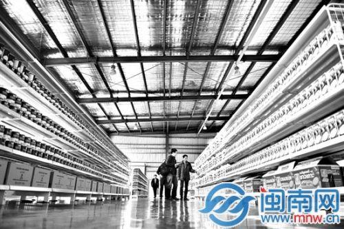 自贸试验区里的进口商品展示直销中心,吸引了不少市民