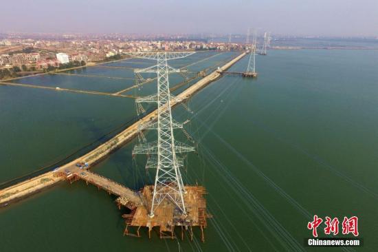 资料图:湄洲湾第二电厂500千伏送出工程。王东明 摄