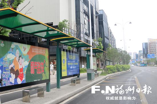 新型墨绿色公交站台。