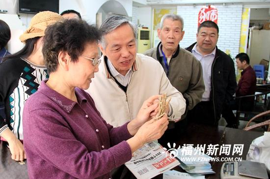 茉莉花苗赠送现场吸引市民前来领取。