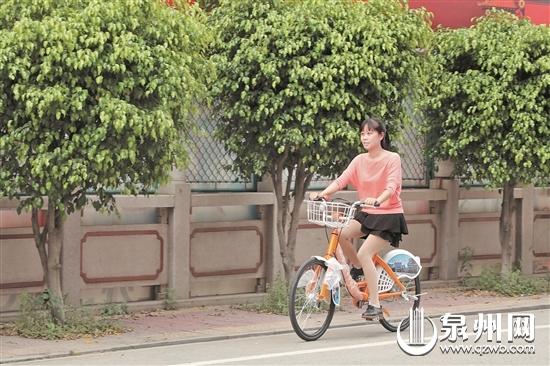 市民体验骑行“小红人”(侯幼芬 摄)
