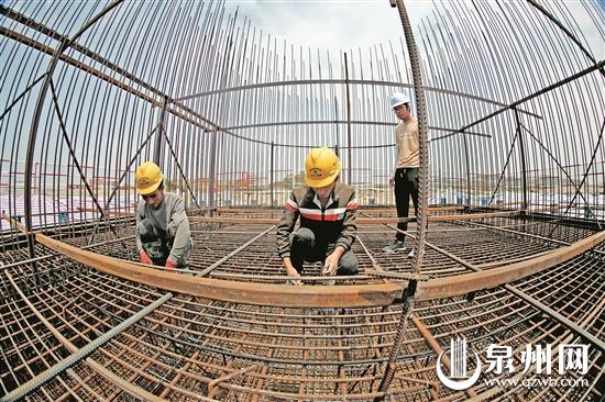 福厦客专泉州段泉州湾跨海大桥首个承台施工现场