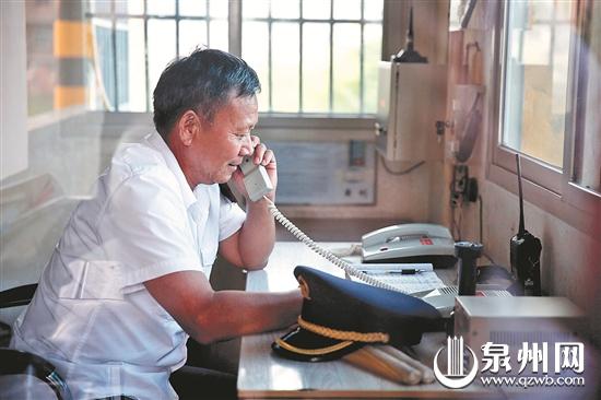 火车经过后,看守员打电话通知下个道口值班室。
