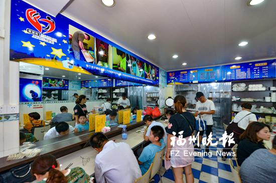 小吃店里坐满了客人。