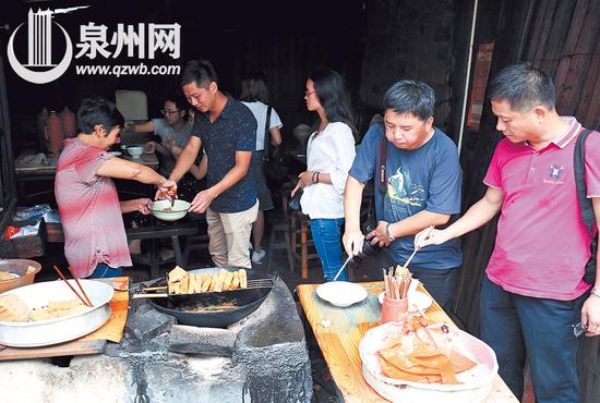 许多外地游客路过赤水老街,都会品尝一下炸粿。
