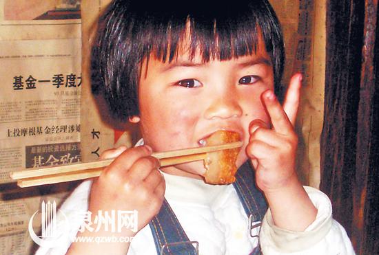 小姑娘吃得津津有味