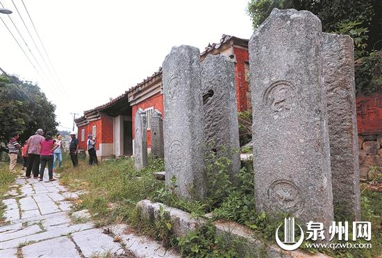 孙嶐和他祖父两人都为进士,古厝前屹立着旗杆石夹板。
