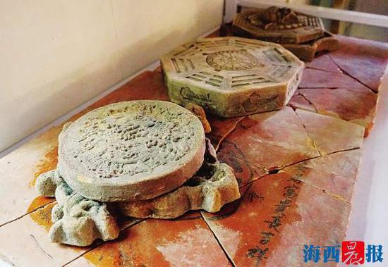 收藏的旧砖契。记者 陈晓青 摄