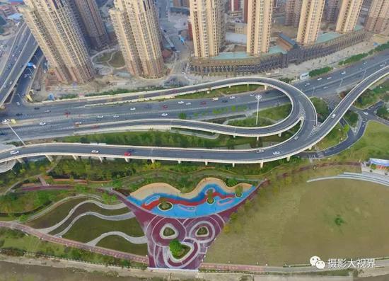 泉州田安大桥旁的江滨公园,一个“美猴王”守在道路旁。(陈英杰摄影)