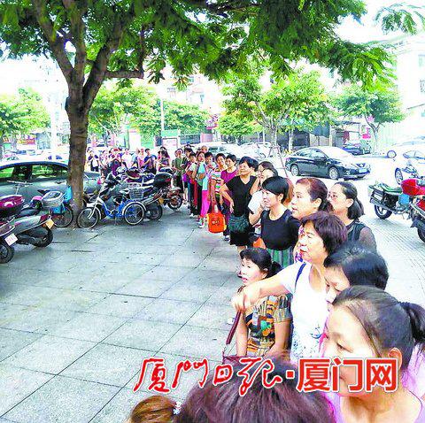 集美区老年大学杏林分校的排队取号现场。(集美区老年大学杏林分校供图)