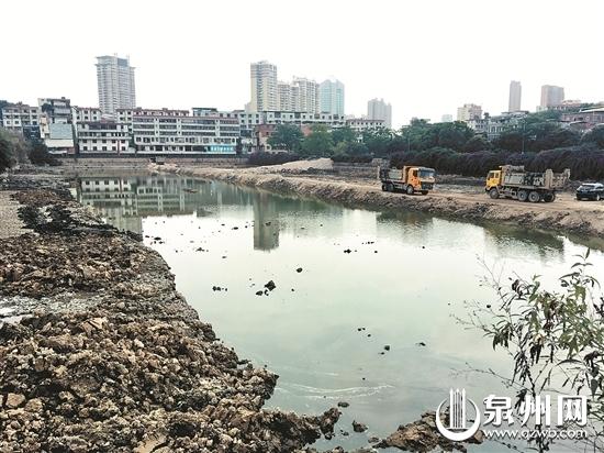 施工人员正在对柳湖进行清淤