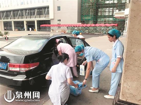 医护人员在狭窄的车厢内开展工作