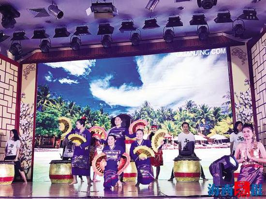 华大留学生通过“秀才艺”汇报一年的学习成果。