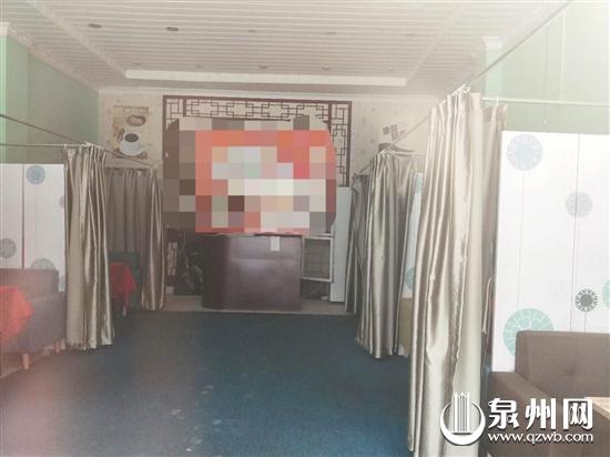 相邻桌之间还用窗帘隔开