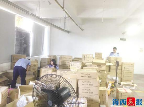 执法人员查处了6000盒未经检验进口化妆品。