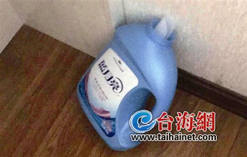 ▲瘫软在床的小伙边上放置着一个蓝色的洗衣液瓶