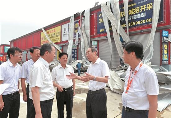 尤权赴厦漳泉察看灾情看望灾民指导灾后恢复重建 尤权赴厦漳泉察看灾情看望灾民指导灾后恢复重建
