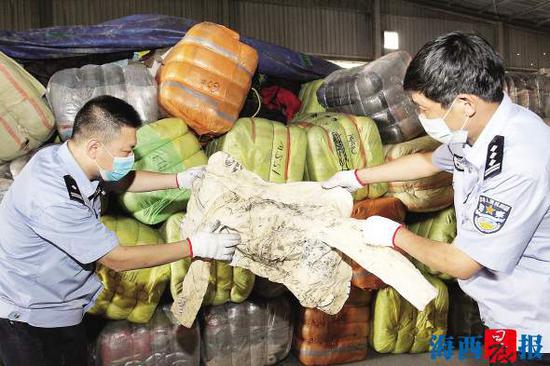 厦门海关查获500吨意图走私入境的旧衣服。雷国华 摄