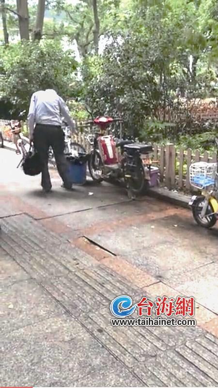 老人弯腰捡拾垃圾