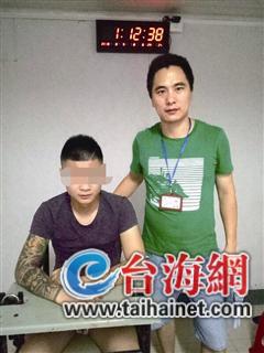 ▲砸车的王某(左一)