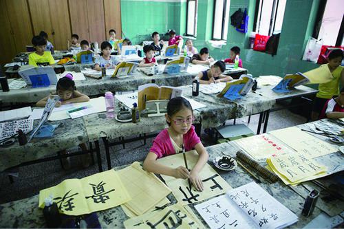 许多家长希望尽己所能,给予孩子最好的教育。 资料图