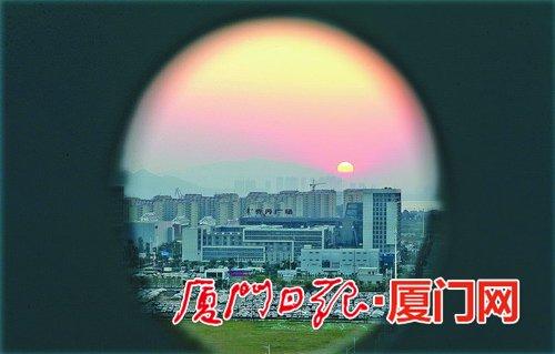 昨日,机场北片区,夕阳犹如蛋黄般缓缓下沉。(本报记者王火炎摄)