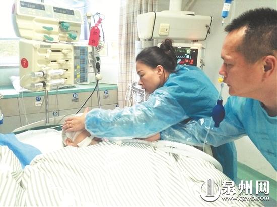 悲痛的父母一直盼望女儿能够醒来