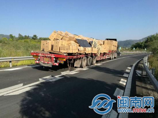 运输车辆停在路边