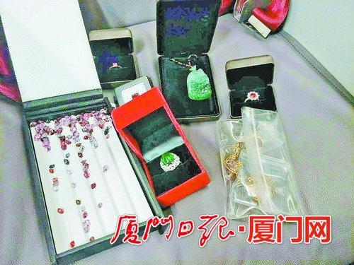 舒女士落在飞机上的珠宝。(厦门机场供图)