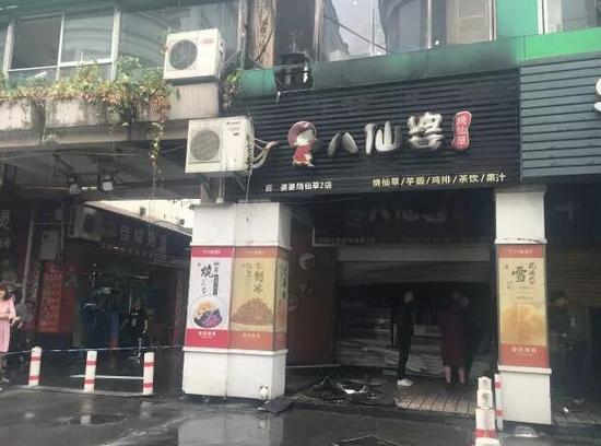 ▲店内外一片狼藉