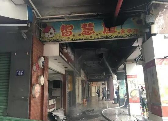 ▲消防人员破门而入及时将火熄灭