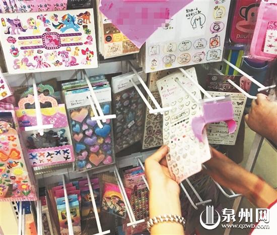 学生正在选购文身贴纸