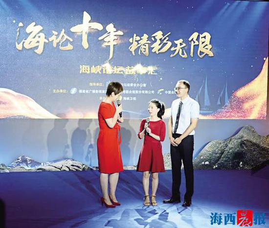 曾冠颖(右)与妻子因海峡论坛结缘。记者 陈翠仙 摄