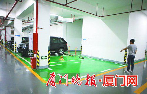 金色阳光小区物业在地下车库私设停车位。陈立新摄
