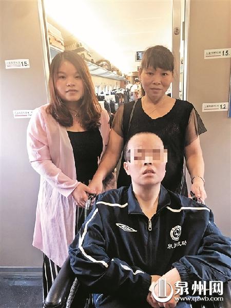 医护人员和救助人员护送赵某回贵州老家