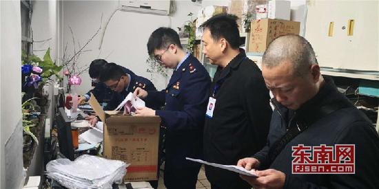 福州市鼓楼区市场监督管理局连夜突击检查五四路新华都超市