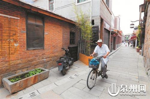 金鱼巷见缝插针地引入绿化,如用石头制马槽种植水生观赏植物,丰富景观。