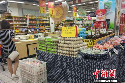 市民在超市里购物。中新网记者 李金磊摄