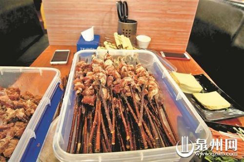 - 炙青春烧烤店串肉的木签疑似重复使用