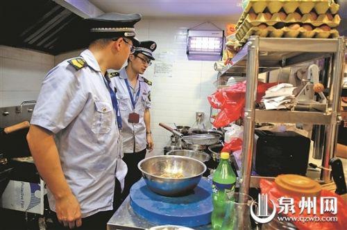 - 执法人员现场查处