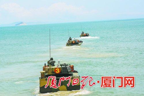成一字队形前进。