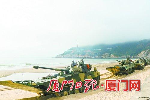 岸滩一线列队。