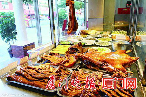 ■专家建议市民到正规店面选购卤菜。(资料图)