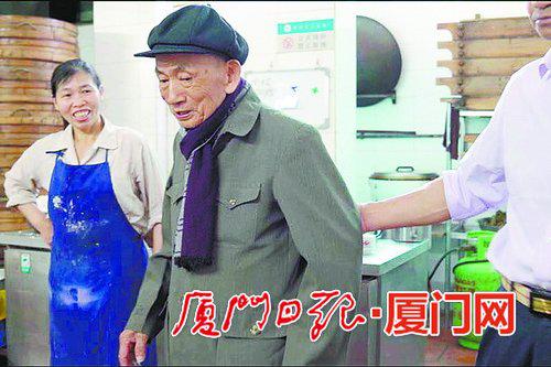 ▲吴再添坚持每天去店内视察。