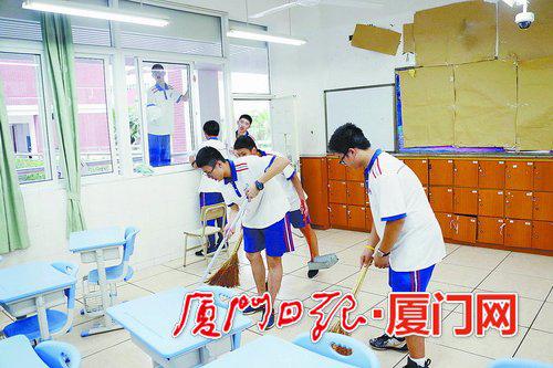 厦门一中考点,学生打扫考场内的卫生。(本版图/本报记者 姚 凡 摄)