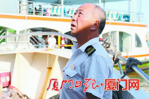 轮渡船长翁辉煌看着“老朋友”,眼中满是不舍。