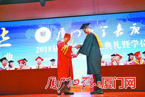 递给院长一罐旺仔牛奶。(刘可鑫 摄)