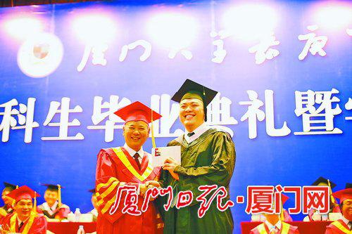 和院长分享毕业喜悦。(朱鲜艳 摄)