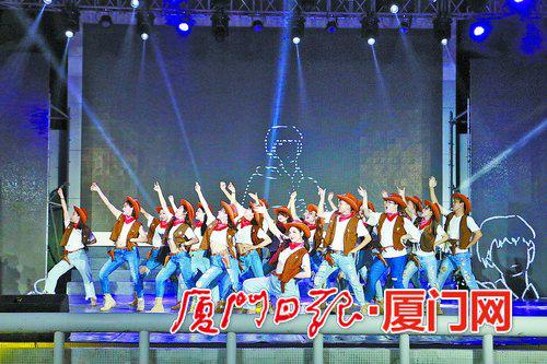 同学们在毕业晚会上表演。(刘可鑫 摄)