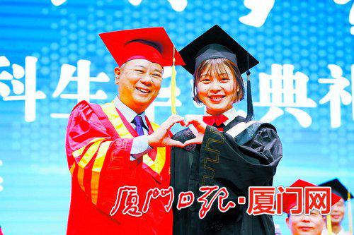 和院长比心。(朱鲜艳 摄)